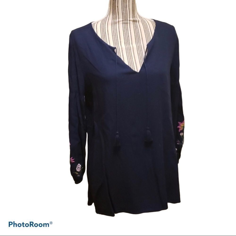𝅺❤ 3/$20 Old Navy embroidered peasant shirt